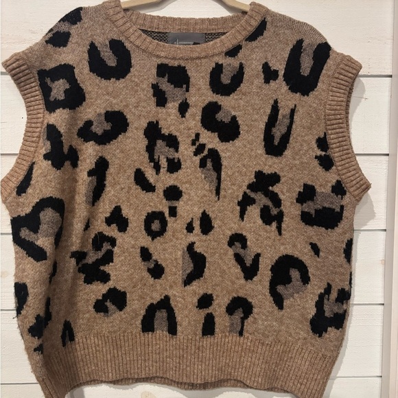 Anthropologie Spotted Knit
Vest Tan and Black Animal Print Sweater.One Size - Picture 3 of 9